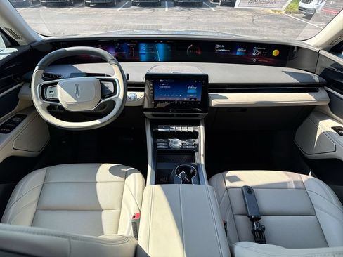 Used 2025 Lincoln Nautilus Premier AWD/4WD image 10