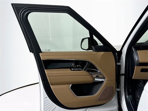 New 2025 Land Rover Range Rover Long Wheelbase SE image 11