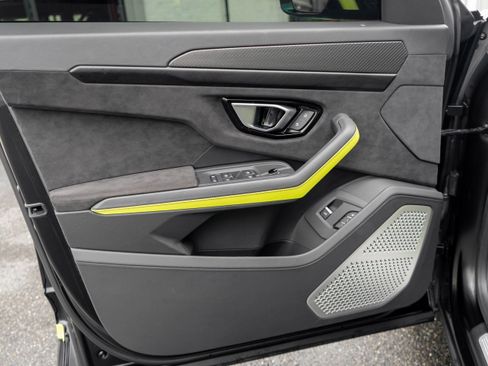 Used 2021 Lamborghini Urus AWD/4WD image 12