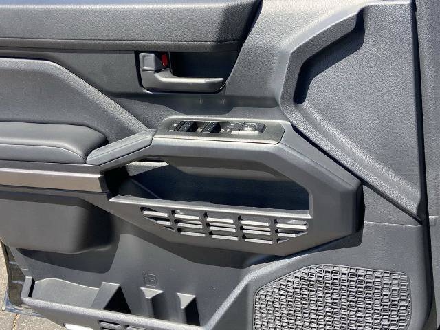 Used 2025 Toyota 4Runner SR5 AWD/4WD image 17