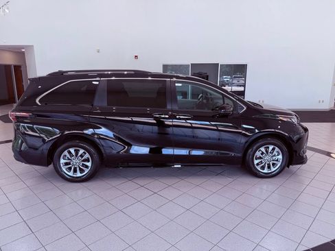 Used 2024 Toyota Sienna XLE FWD image 15