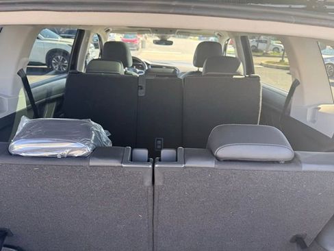 Used 2023 Volkswagen Tiguan SE w/ Panoramic Sunroof Package image 23