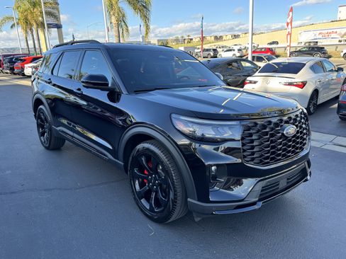 Used 2025 Ford Explorer ST image 2