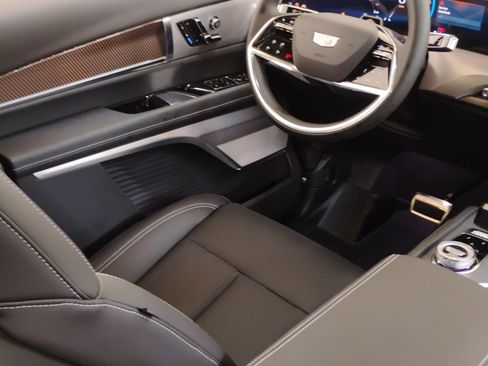 New 2026 Cadillac Vistiq Luxury w/ LPO, Floor Liner Package image 4