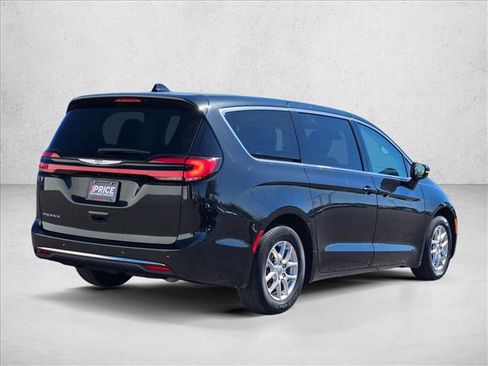 Used 2023 Chrysler Pacifica Touring-L FWD image 5