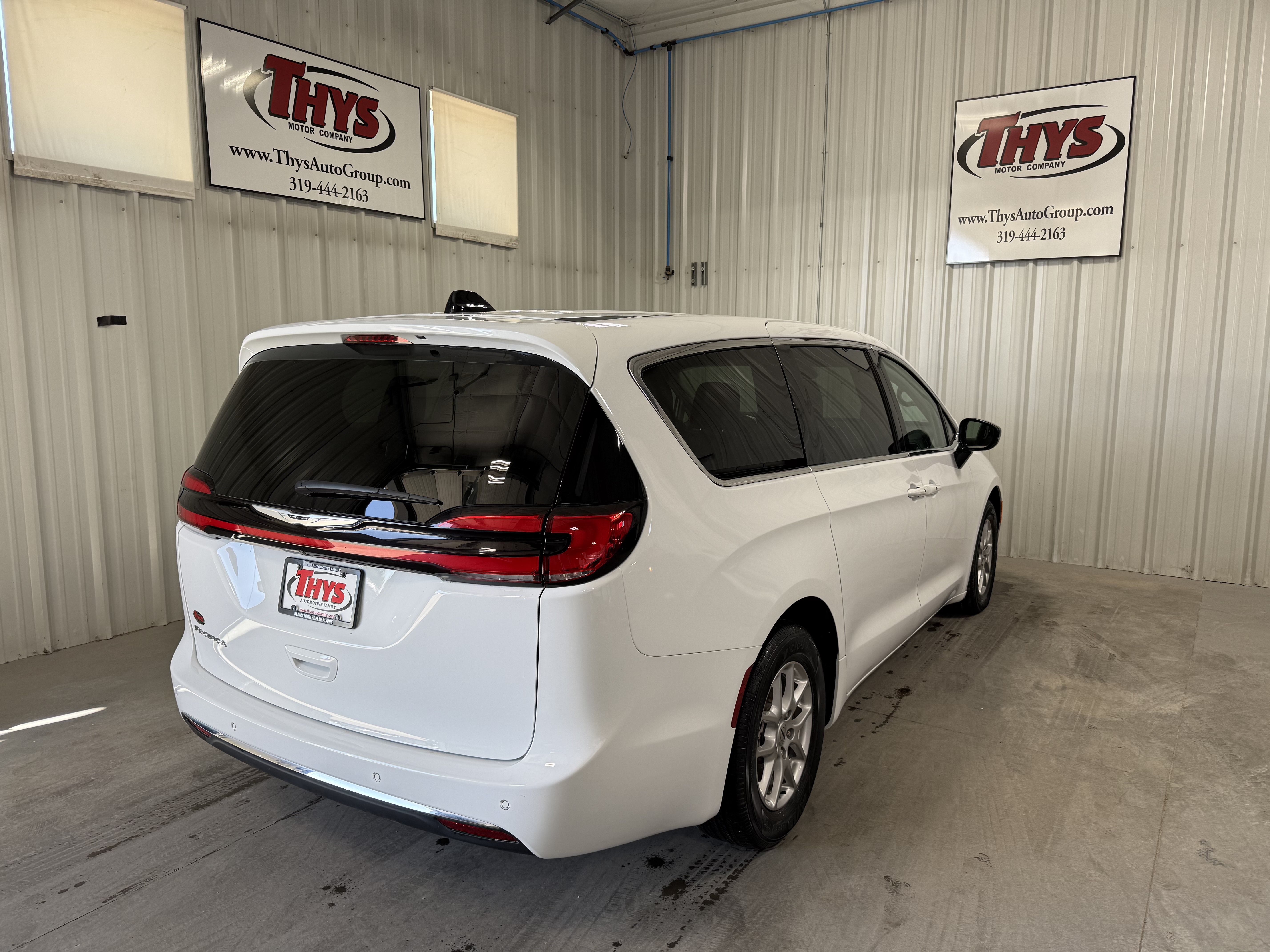 Used 2024 Chrysler Pacifica Touring-L FWD image 3