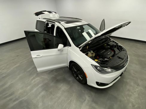 Used 2018 Chrysler Pacifica Limited w/ S Appearance Package image 56