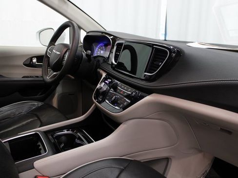 Used 2022 Chrysler Pacifica Limited image 30