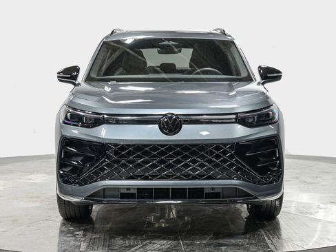 Used 2025 Volkswagen Tiguan SE R-Line image 10