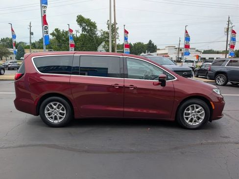 Used 2023 Chrysler Pacifica Touring-L FWD image 6
