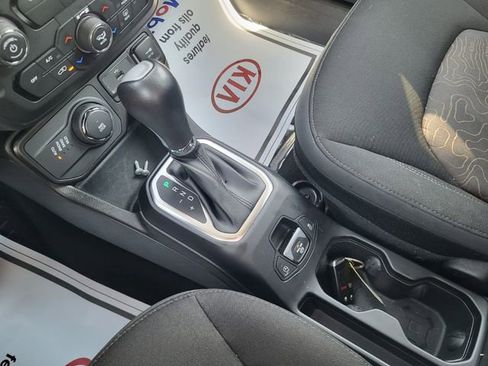 Used 2023 Jeep Renegade Latitude image 18