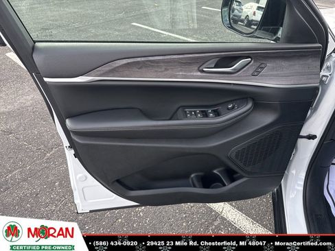 Used 2023 Jeep Grand Cherokee Limited image 9