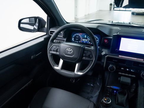 Used 2025 Toyota Tacoma TRD Off-Road image 9