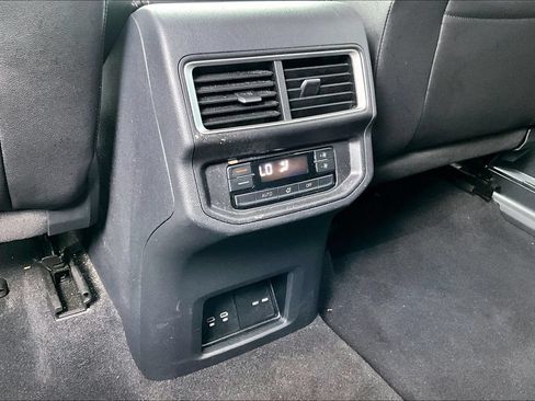 Used 2025 Volkswagen Atlas SE FWD image 30