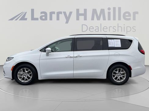 Used 2022 Chrysler Pacifica Touring-L FWD image 2