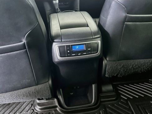 Used 2018 Toyota Highlander SE FWD image 29