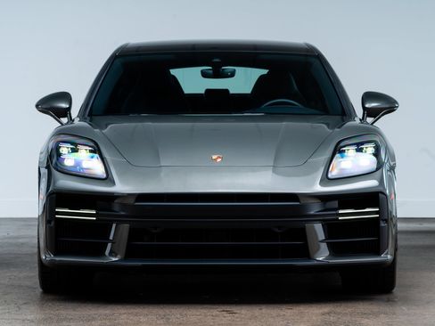 Used 2024 Porsche Panamera RWD image 3
