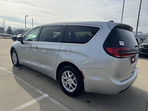 New 2026 Chrysler Pacifica Select image 5