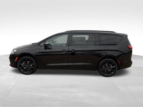 New 2026 Chrysler Pacifica Select image 2