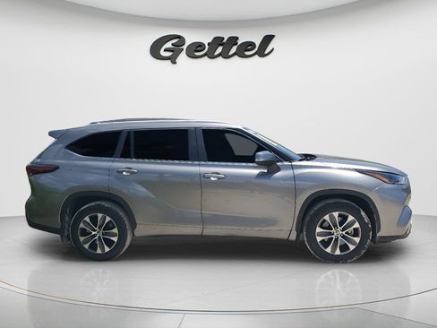 Used 2025 Toyota Highlander XLE FWD image 4