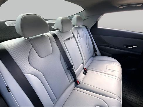 Certified 2025 Hyundai Elantra Limited FWD image 18