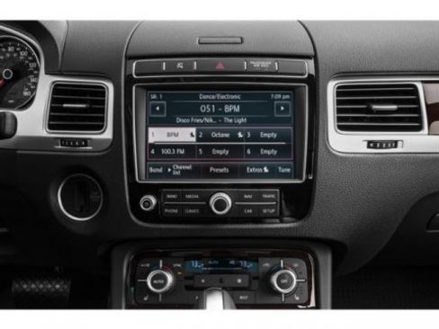 Used 2015 Volkswagen Touareg Lux image 10