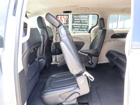 Used 2024 Chrysler Pacifica Touring-L FWD image 25