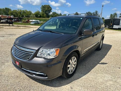 Used 2015 Chrysler Town & Country Touring FWD image 2