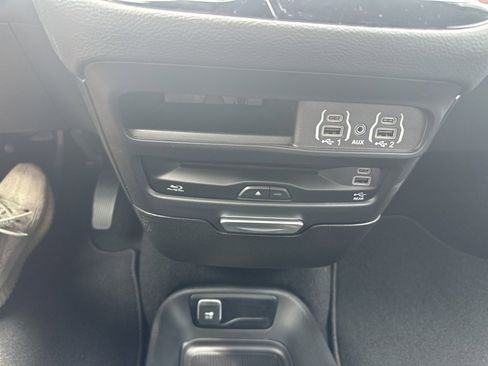 New 2025 Chrysler Pacifica Select w/ Uconnect Theater Family Group image 74