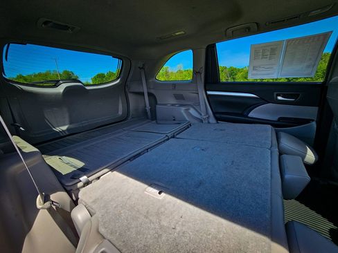 Used 2019 Toyota Highlander XLE AWD/4WD image 39
