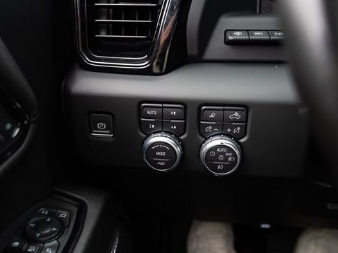 Used 2024 GMC Sierra 2500 AT4 w/ Technology Package AWD/4WD image 14