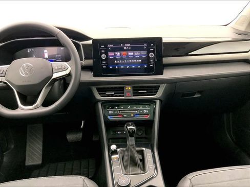 Certified 2025 Volkswagen Taos SE image 6