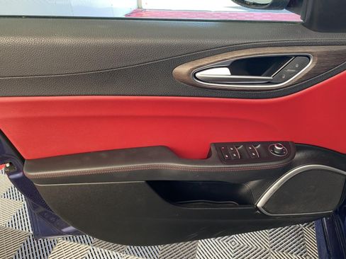 Used 2019 Alfa Romeo Giulia Ti AWD/4WD image 17