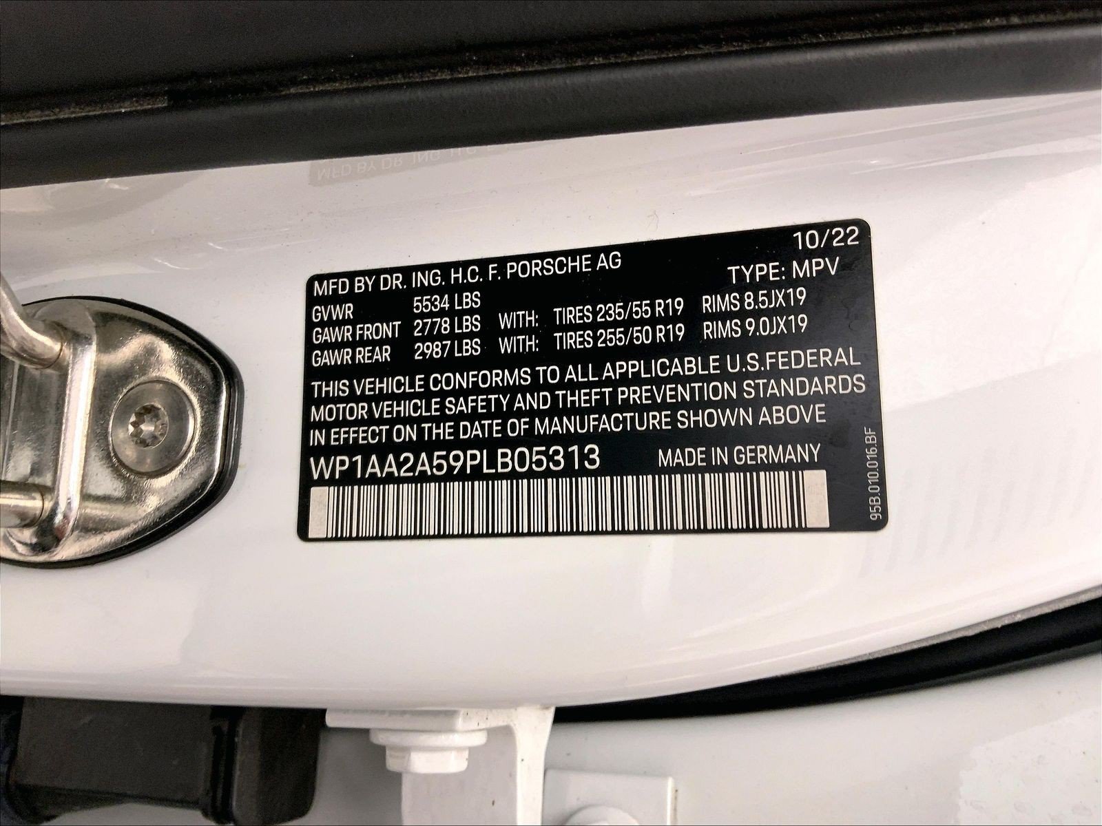 Certified 2023 Porsche Macan AWD/4WD image 32
