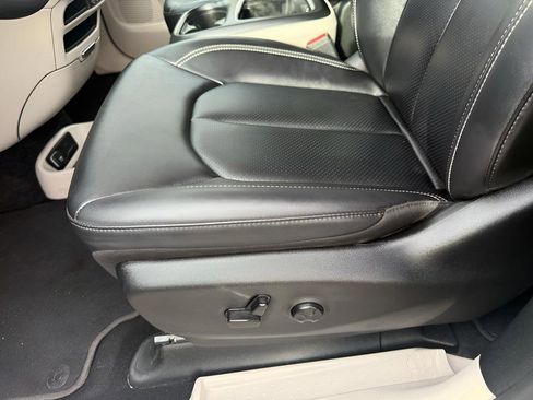 Used 2024 Chrysler Pacifica Touring-L FWD image 15