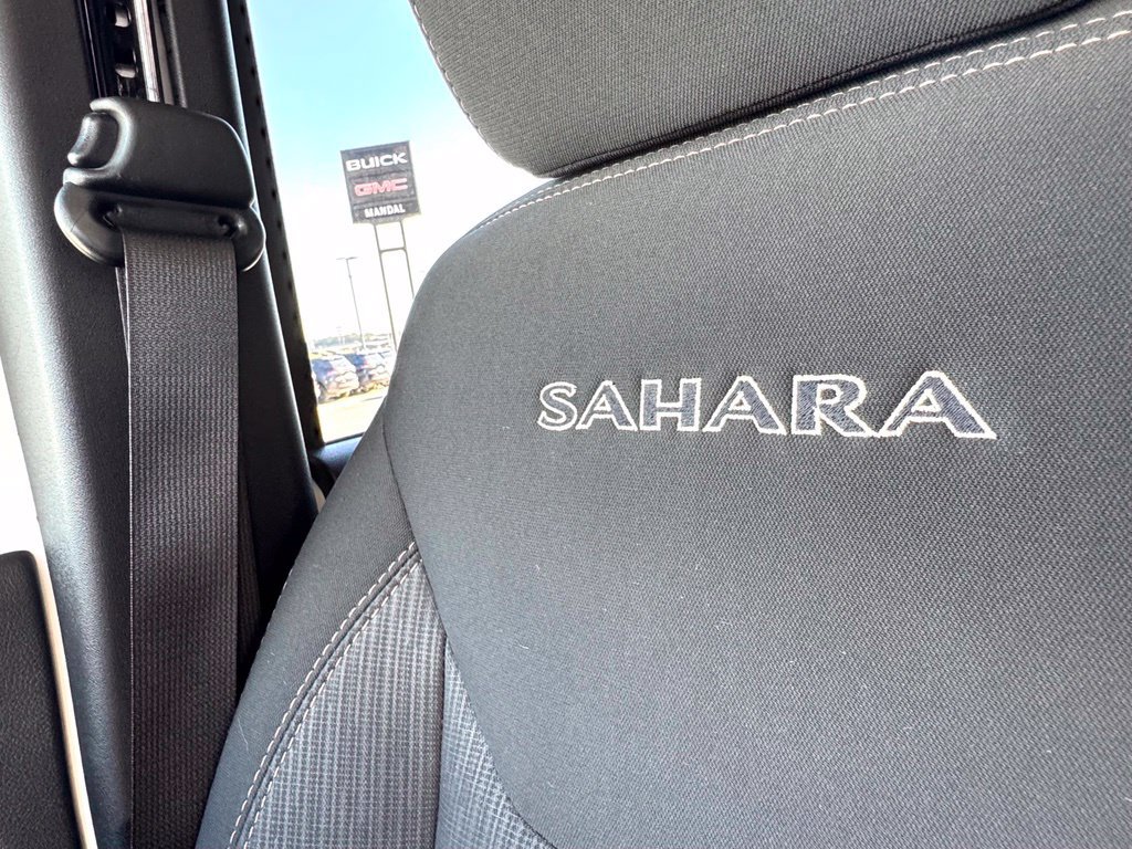 Used 2016 Jeep Wrangler Unlimited Sahara w/ Connectivity Group AWD/4WD image 38