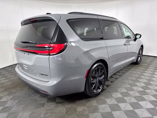 Used 2025 Chrysler Pacifica Limited FWD image 3