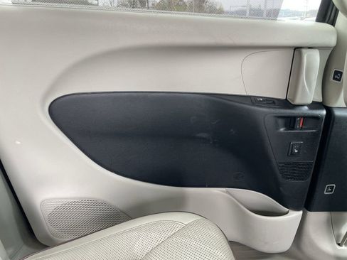 Used 2020 Chrysler Pacifica Limited image 23