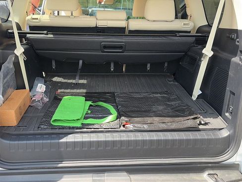 Used 2023 Lexus GX 460 Premium w/ Premium Package image 17