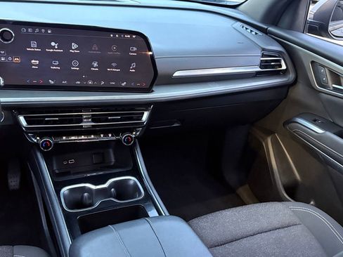 Used 2025 Chevrolet Traverse LT image 15