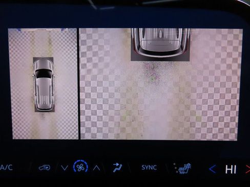 Used 2025 Chevrolet Traverse Z71 image 16