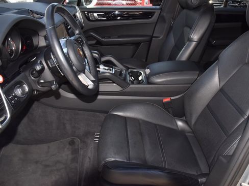 Used 2023 Porsche Cayenne Platinum Edition image 13