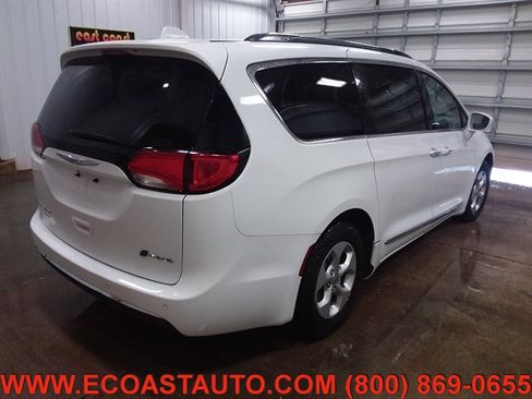 Used 2018 Chrysler Pacifica Touring-L image 3