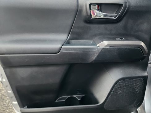 Used 2016 Toyota Tacoma TRD Off-Road AWD/4WD image 31