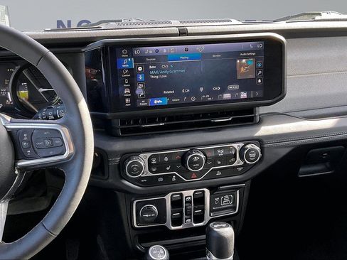 Used 2025 Jeep Wrangler Sahara image 9