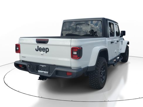 Used 2025 Jeep Gladiator Sport AWD/4WD image 6