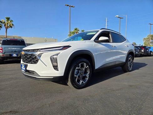 Used 2025 Chevrolet Trax LT FWD image 2