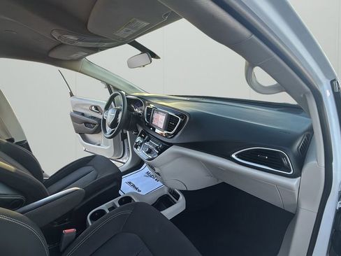 Used 2022 Chrysler Voyager LX FWD image 44