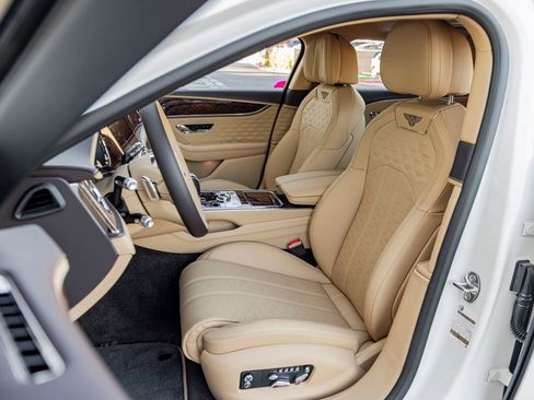 Used 2025 Bentley Flying Spur Plug-In Hybrid AWD/4WD image 16