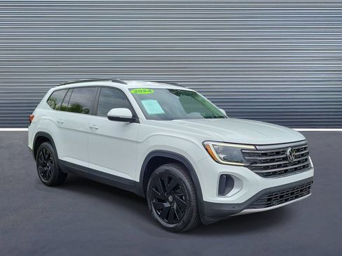 Used 2024 Volkswagen Atlas SE w/ Black Wheel Package FWD image 2